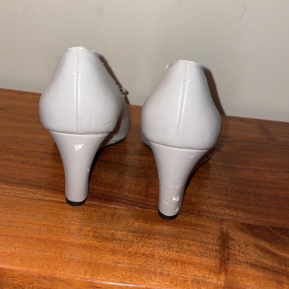 FLAWED Bandolino peep toe bow wedges taupe grey - Picture 5 of 10